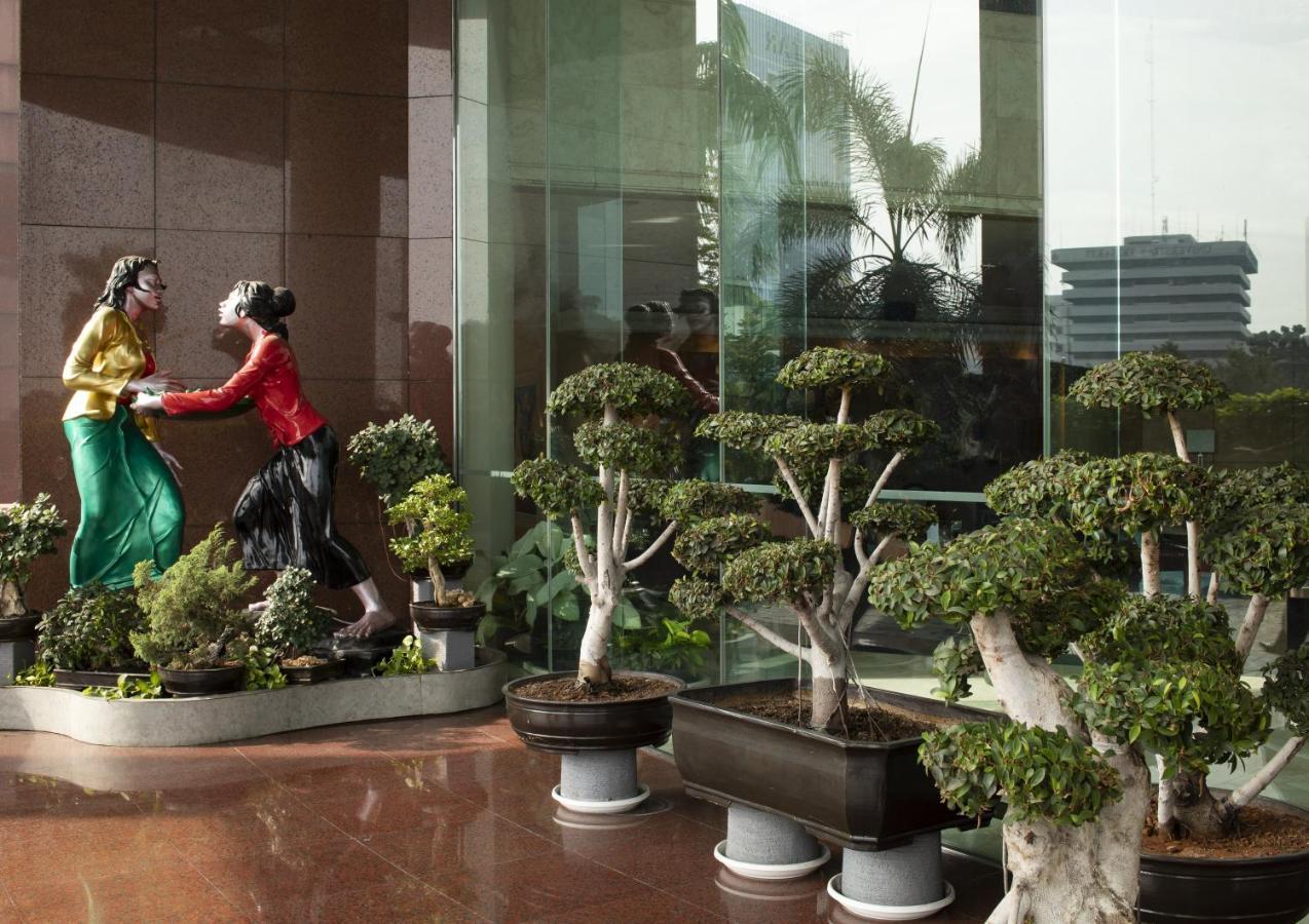 Hotel Ciputra Jakarta Managed By Swiss-Belhotel International Exterior foto